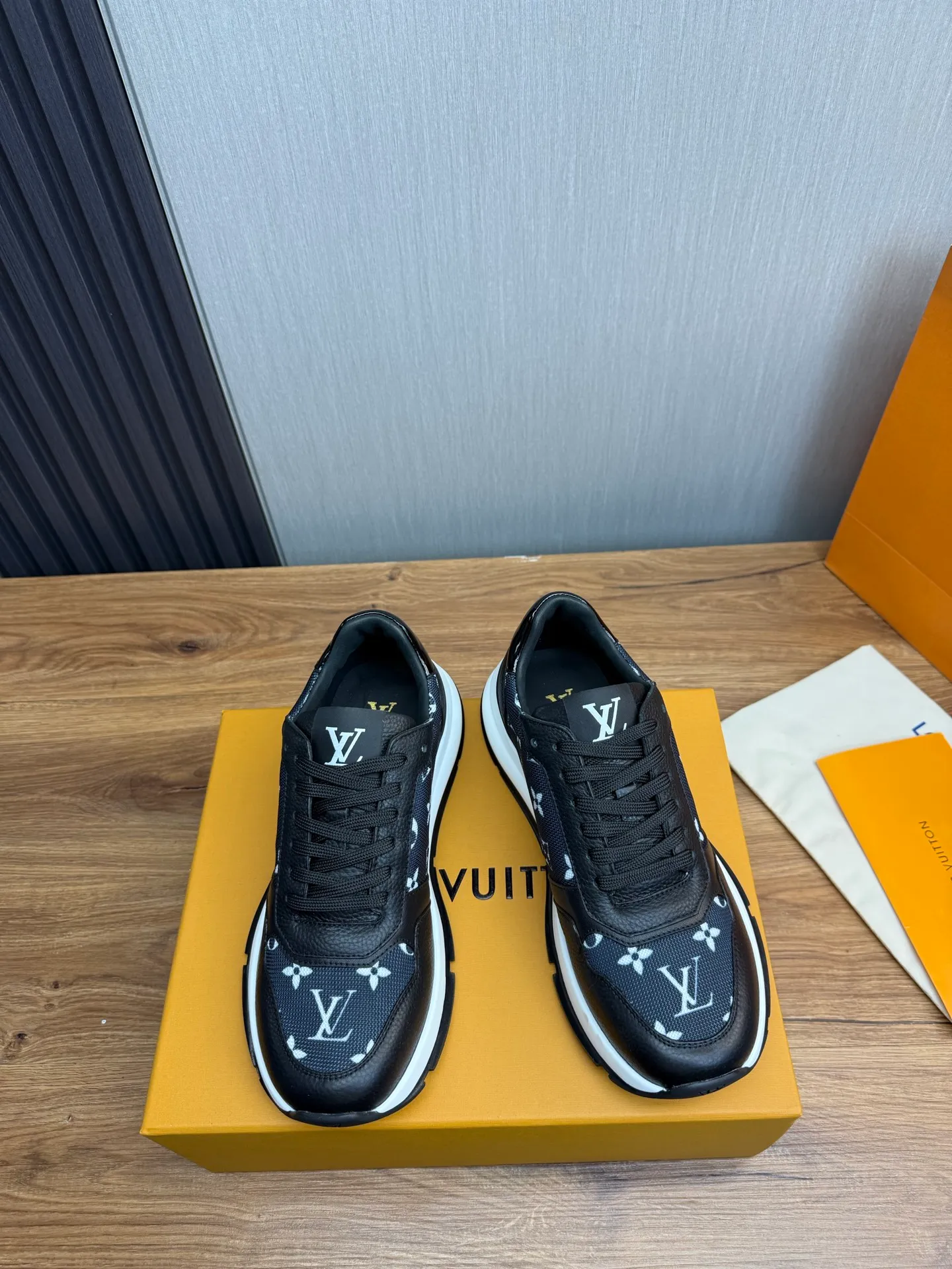 Men's shoes 💰800💰 LOUIS VUITTON [Luden Yiwei] Brand new trendy Lv is on the market 🎁, casual and fashionable men's shoes 👟Original 1:1 shipment✅ The upper is made of imported brand leather + cowhide lining, the original wear-resistant rubber outsole, the version is simple and elegant, exclusive for trendy men. 38-44 (customized at 38.45)